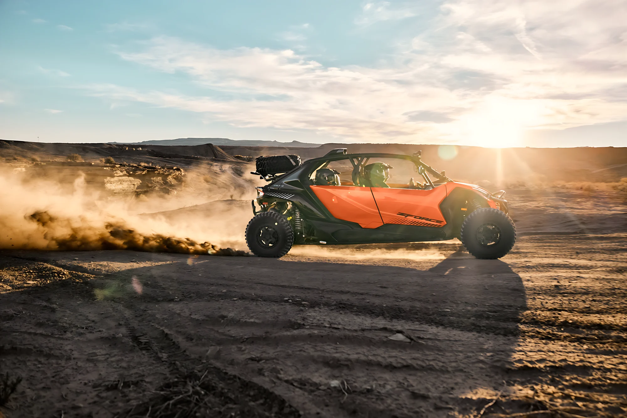 CFMOTO ZFORCE naranja levantando polvo en el desierto al atardecer