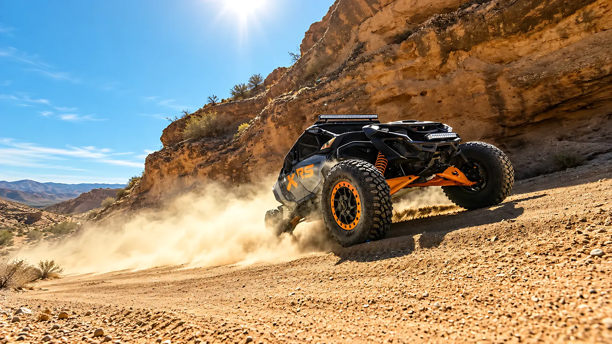 UTV negro con detalles naranja y barras LED levantando polvo en un cañón del desierto