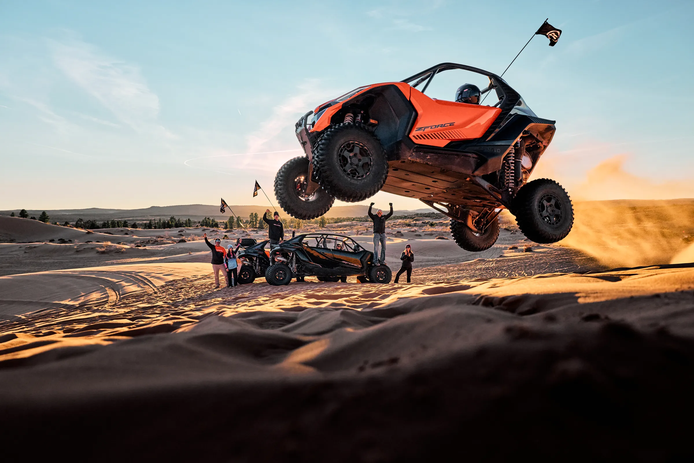 CFMOTO ZFORCE Z10 saltando en las dunas al atardecer