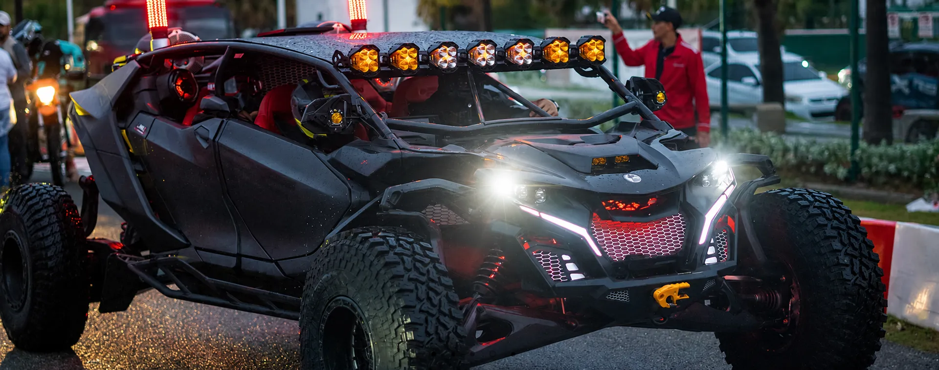 UTV equipado con barra de luces LED y faros auxiliares — Semage Group