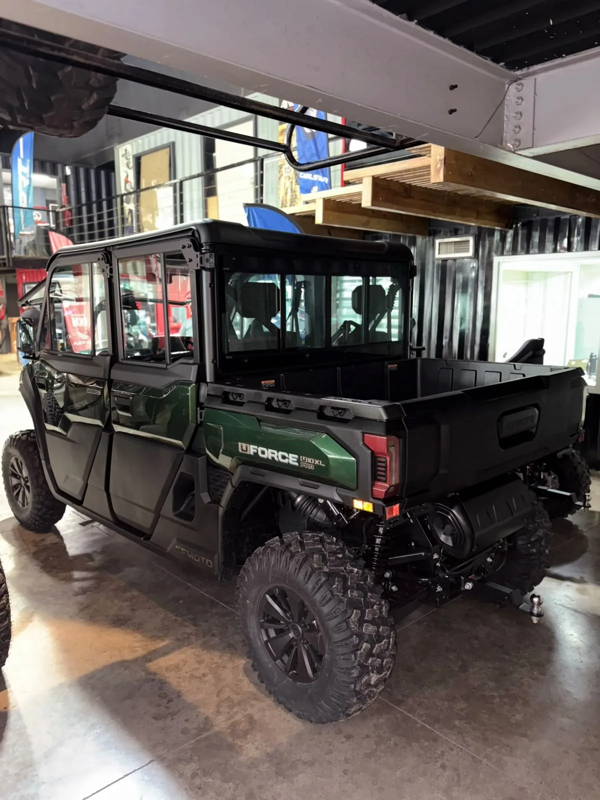 CF Moto U-Force 1000 2026 verde, UTV utilitario de cabina en el taller Semage Group (foto 2)