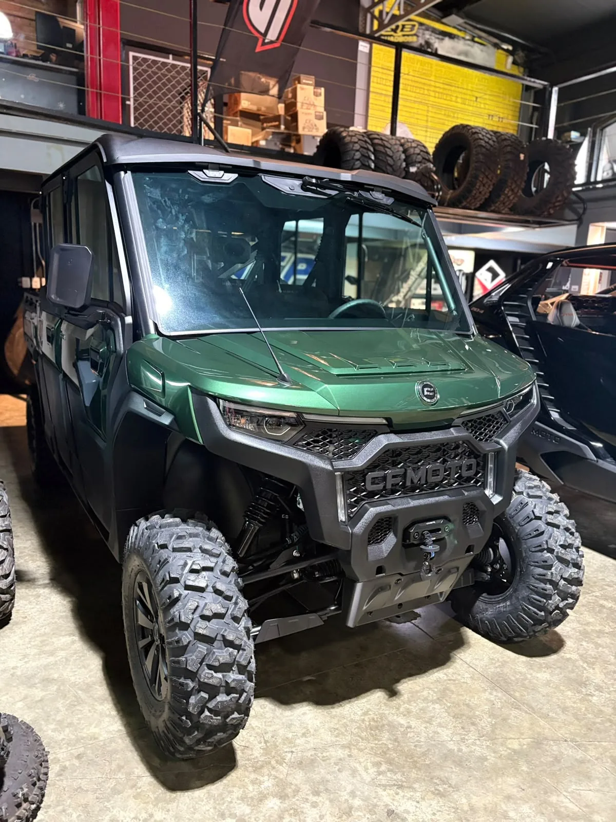 CF Moto U-Force 1000 2026 verde, UTV utilitario de cabina en el taller Semage Group (foto 1)