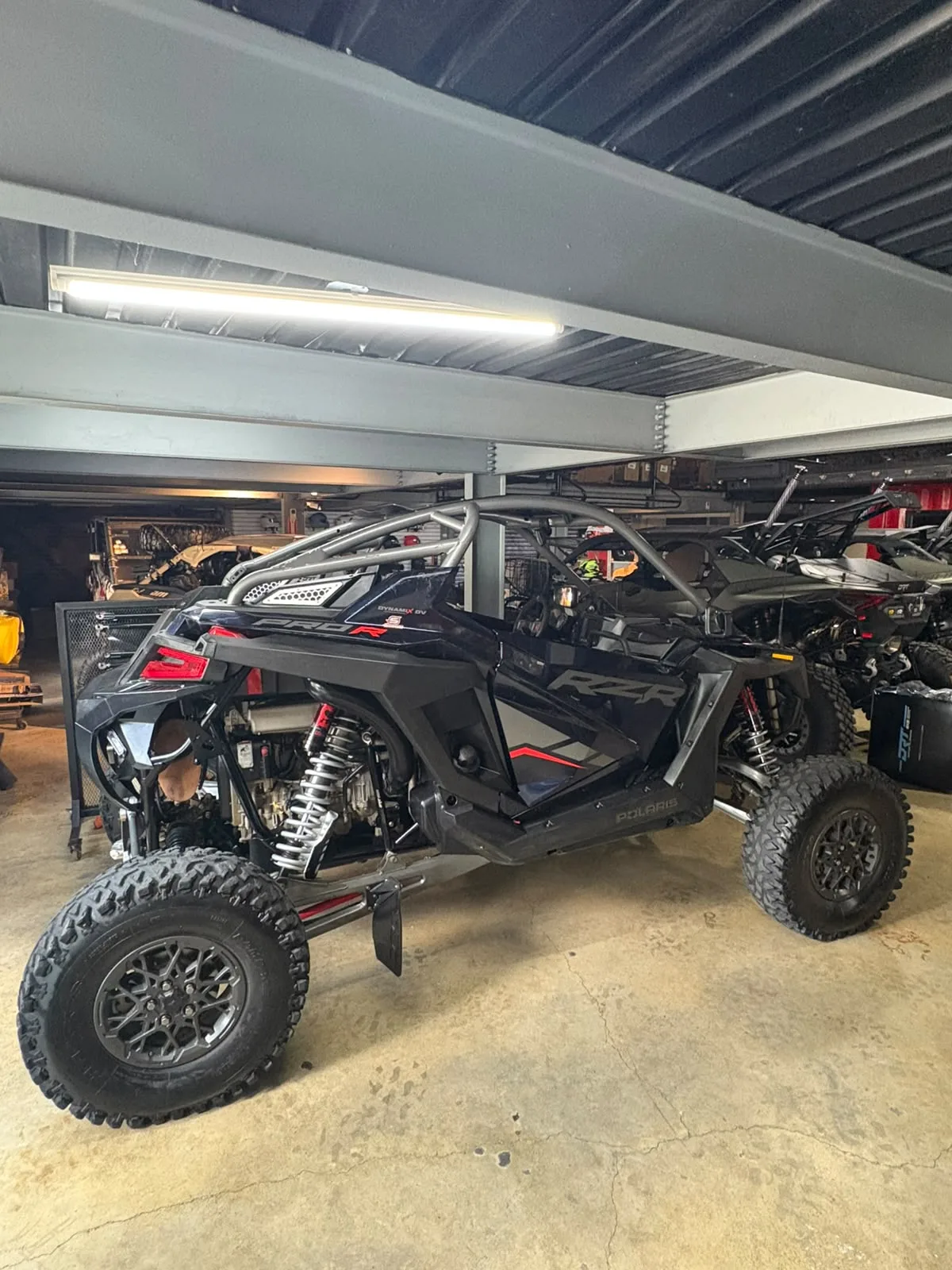 Polaris RZR 2023 en el showroom de Semage Group (foto 3)